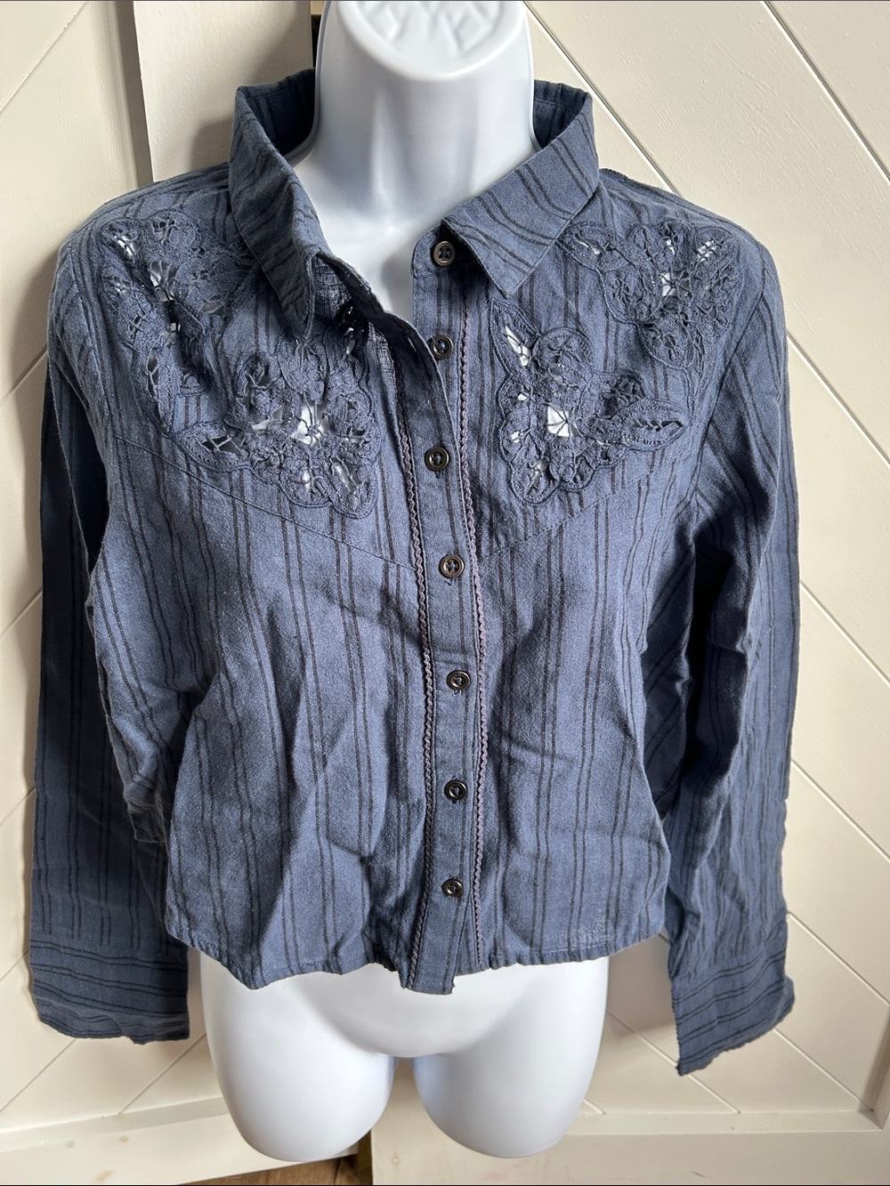 NATURAL LIFE Navy Blue Embroidered Button-Down Cropped Shirt